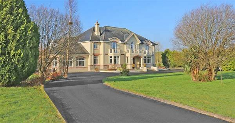 Inside Niall Horan’s House: The £10M London Mansion & Basement Pub Driveway and front entrance of Niall Horan's former Mullingar estate in County Westmeath, Ireland, featuring mature trees, green lawn, and a symmetrical two-story facade